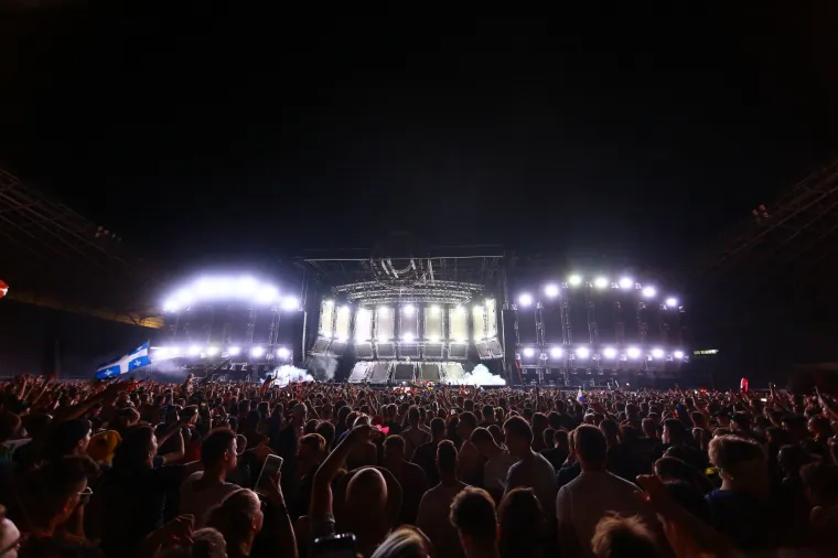U prva tri dana okupio je 150 tisuća posjetitelj iz cijeloga svijeta. Na šest pozornica raspoređenih na stadionu i oko njega, zabavljalo ih je na desetke DJ-eva među kojima i Carl Cox, Afrojack, Alesso, Jamie Jones, Loco Dice, Marco Carola, Seth Troxler, Nic Fanciulli i brojni drugi. 