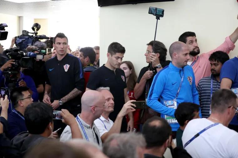 PRESICA VATRENIH U MOSKVI: Mandžukić i Kramarić odgovarali na novinarska pitanja