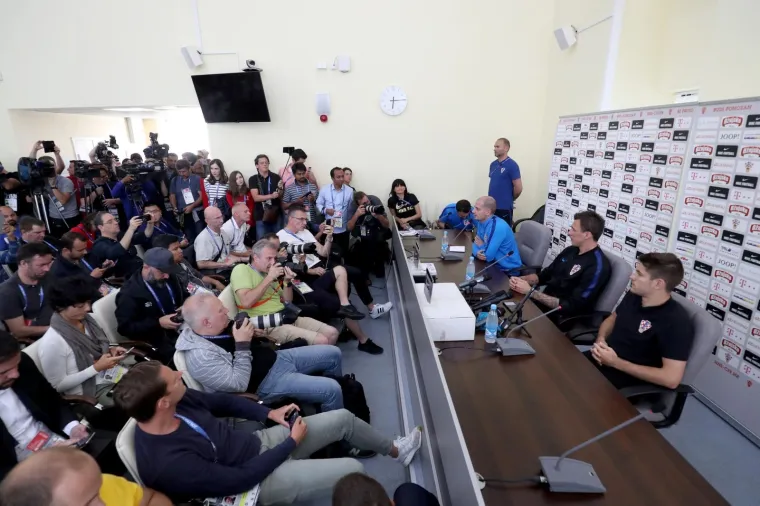 PRESICA VATRENIH U MOSKVI: Mandžukić i Kramarić odgovarali na novinarska pitanja