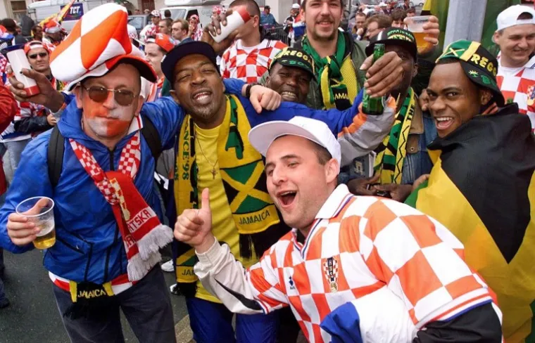 Hrvatska je 1998. godina po prvi puta nastupala na Svjetskom nogometnom prvenstvu kojemu je domaćin bila Francuska. Mundijal smo otvarali protiv Jamajke, a uzbuđenje među hrvatskim navijačima bilo je neopisivo.