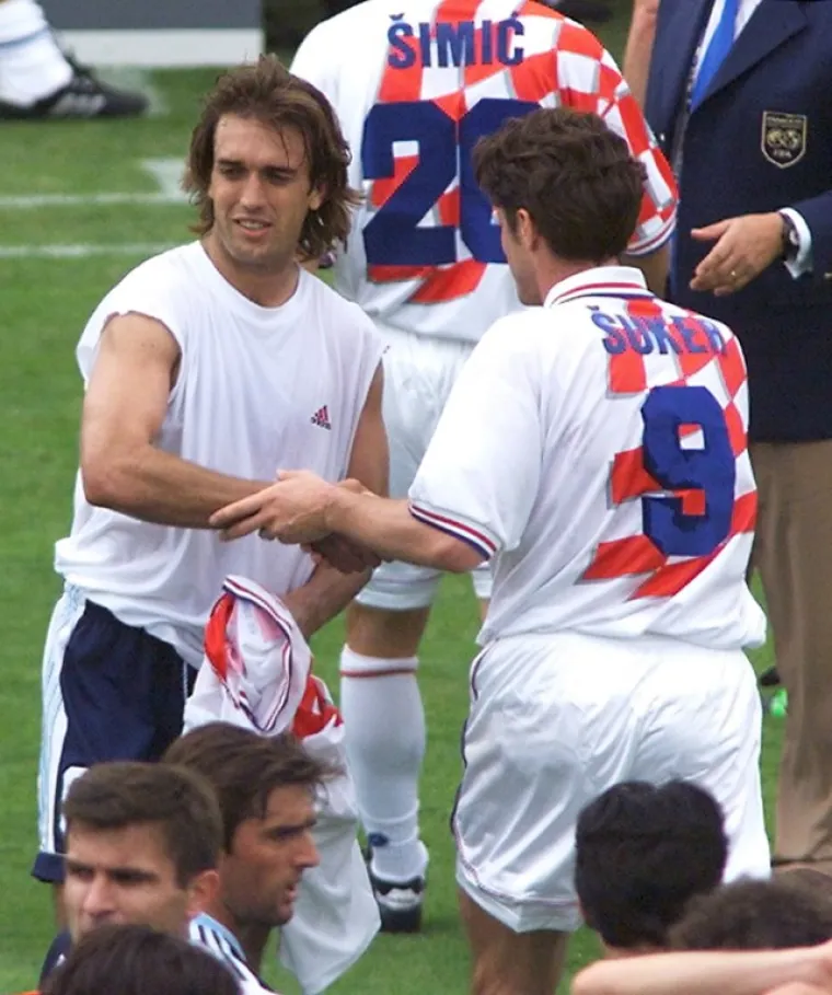 Batistuti se posrećilo dvaput u istom danu jer je imao priliku biti na fotografiji i s, pokazat će se kasnije, najboljim strijelcem SP-a Davorom &Scaron;ukerom.