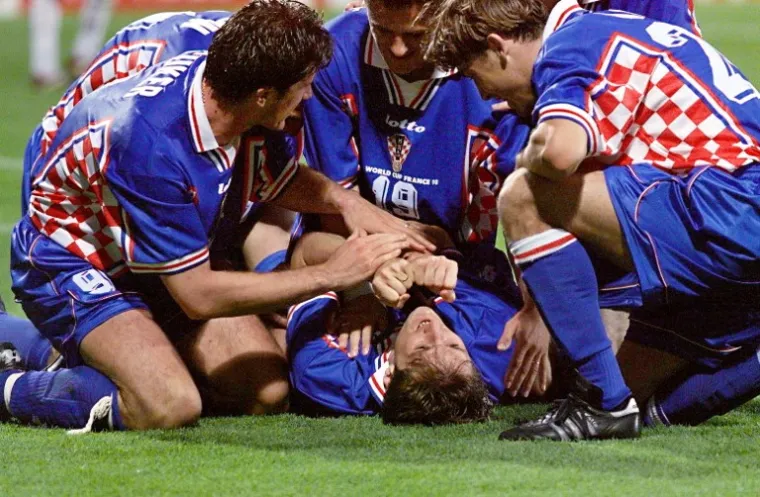 Vatreni su uspostavili dominaciju na travnjaku, a pri kraju prvog dijela bolju igru naplatio je Robert Jarni predivnim pogotkom s vrha kaznenog prostora.