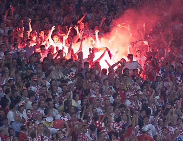 U Lyonu nas je čekao stari znanac - njemački Elf. Kako smo imali neka dugovanja prema Nijemcima (poraz u četvrtfinalu na Euru 1996.) navijači su bili nabrijani kao nikad dotad.