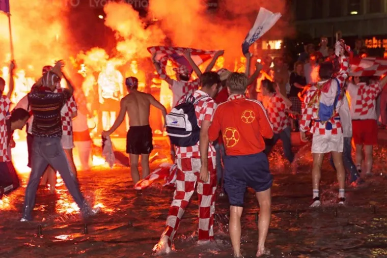 Slavlje hrvatskih navijača na ulicama Lyona moglo je početi.