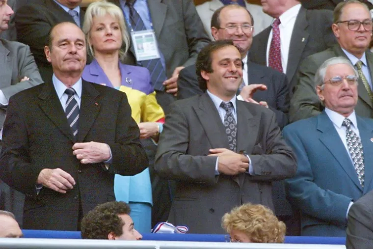 Hrvatski predsjednik Franjo Tuđman i hrvatska delegacija utakmicu na Stade de Franceu pratili su u dru&scaron;tvu francuskog predsjednika Jacquesa Chiraca i tada jo&scaron; uvijek samo legendarnog biv&scaron;eg nogometa&scaron;a Michela Platinija.