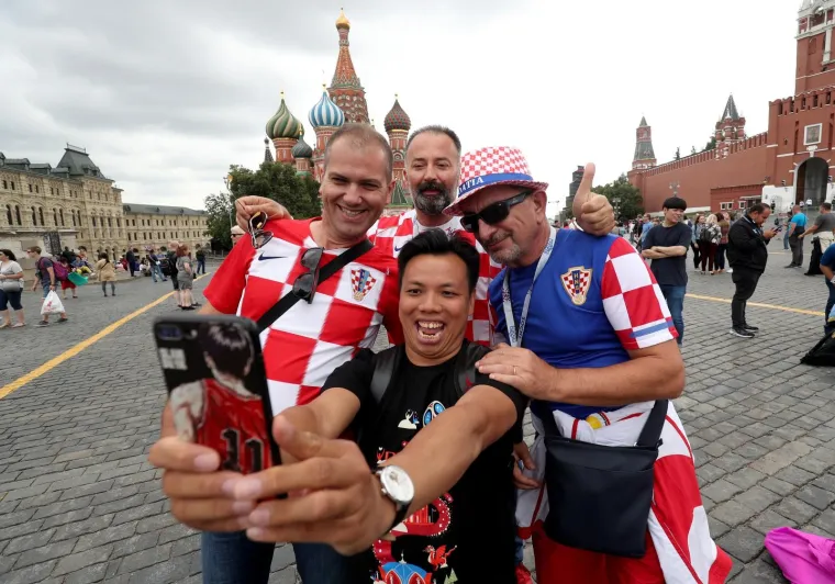 Vesela atmosfera u Moskvi dan prije polufinalne utakmice SP između Hrvatske i Engleske