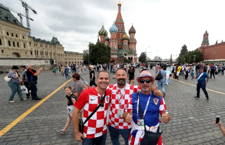Vesela atmosfera u Moskvi dan prije polufinalne utakmice SP između Hrvatske i Engleske
