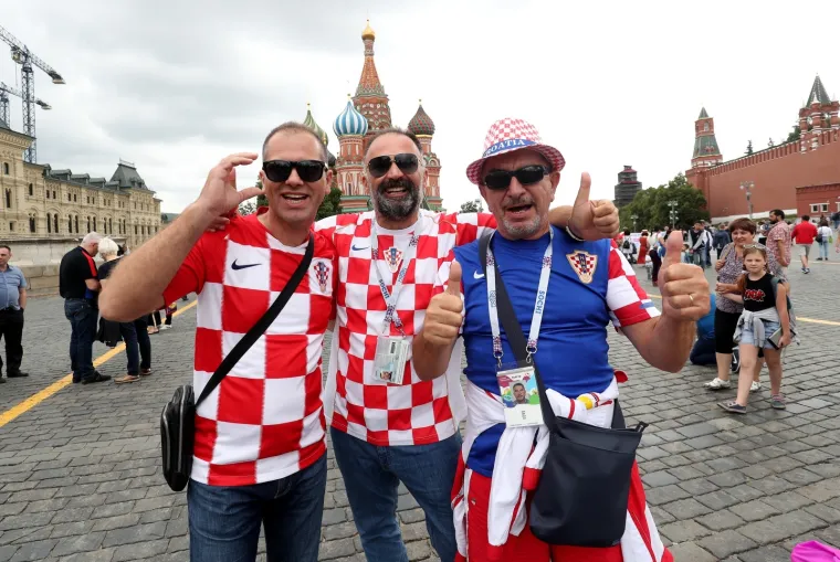 Vesela atmosfera u Moskvi dan prije polufinalne utakmice SP između Hrvatske i Engleske