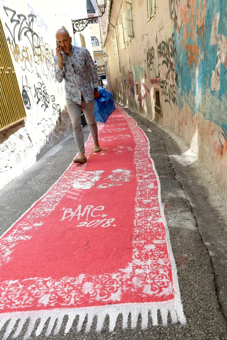 U poznatom zagrebačkom prolazu prema Gornjem gradu konačno i jedan neobičan grafit koji podiže dojam