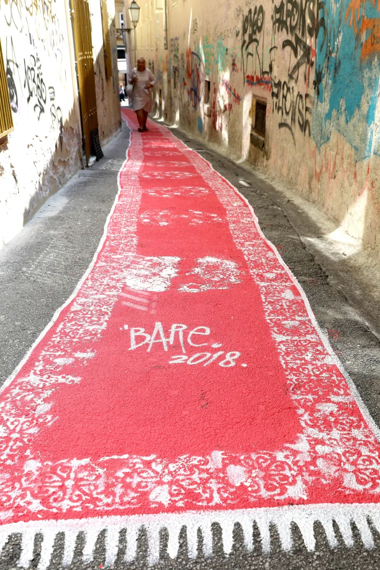 U poznatom zagrebačkom prolazu prema Gornjem gradu konačno i jedan neobičan grafit koji podiže dojam