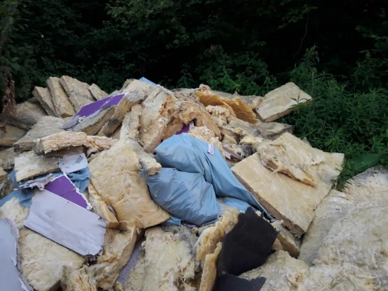 Ekobomba usred zelenog pojasa Sesvetskog Kraljevca samo raste. Divlje se odlagalište građevinskog, kućanskog, ali i opasnog otpada poput azbesta nalazi na putu kojim upravlja Grad Zagreb pa smo odgovor potražili kod čelnog čovjeka Grada. Bandić je poručio kako će na divlje odlagalište otići sljedeći tjedan.