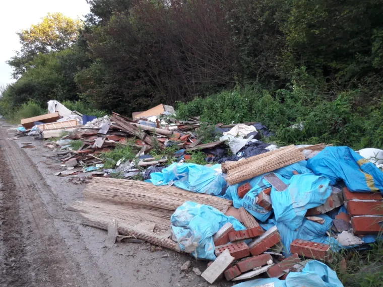 Ekobomba usred zelenog pojasa Sesvetskog Kraljevca samo raste. Divlje se odlagalište građevinskog, kućanskog, ali i opasnog otpada poput azbesta nalazi na putu kojim upravlja Grad Zagreb pa smo odgovor potražili kod čelnog čovjeka Grada. Bandić je poručio kako će na divlje odlagalište otići sljedeći tjedan.