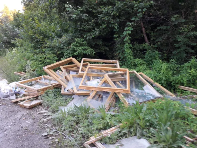 Ekobomba usred zelenog pojasa Sesvetskog Kraljevca samo raste. Divlje se odlagalište građevinskog, kućanskog, ali i opasnog otpada poput azbesta nalazi na putu kojim upravlja Grad Zagreb pa smo odgovor potražili kod čelnog čovjeka Grada. Bandić je poručio kako će na divlje odlagalište otići sljedeći tjedan.