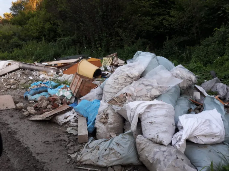 Ekobomba usred zelenog pojasa Sesvetskog Kraljevca samo raste. Divlje se odlagalište građevinskog, kućanskog, ali i opasnog otpada poput azbesta nalazi na putu kojim upravlja Grad Zagreb pa smo odgovor potražili kod čelnog čovjeka Grada. Bandić je poručio kako će na divlje odlagalište otići sljedeći tjedan.