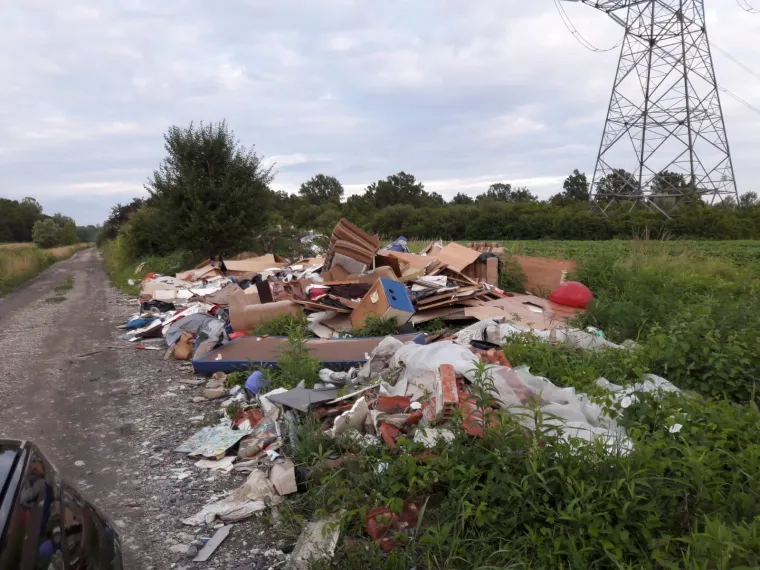 Ekobomba usred zelenog pojasa Sesvetskog Kraljevca samo raste. Divlje se odlagalište građevinskog, kućanskog, ali i opasnog otpada poput azbesta nalazi na putu kojim upravlja Grad Zagreb pa smo odgovor potražili kod čelnog čovjeka Grada. Bandić je poručio kako će na divlje odlagalište otići sljedeći tjedan.