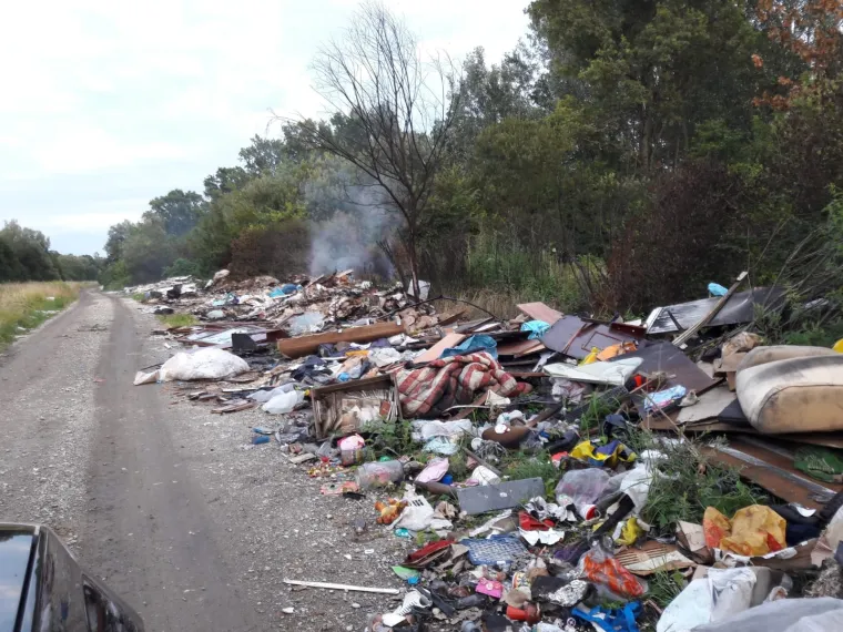 Ekobomba usred zelenog pojasa Sesvetskog Kraljevca samo raste. Divlje se odlagalište građevinskog, kućanskog, ali i opasnog otpada poput azbesta nalazi na putu kojim upravlja Grad Zagreb pa smo odgovor potražili kod čelnog čovjeka Grada. Bandić je poručio kako će na divlje odlagalište otići sljedeći tjedan.