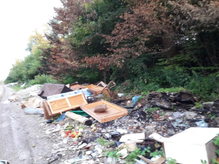 Ekobomba usred zelenog pojasa Sesvetskog Kraljevca samo raste. Divlje se odlagalište građevinskog, kućanskog, ali i opasnog otpada poput azbesta nalazi na putu kojim upravlja Grad Zagreb pa smo odgovor potražili kod čelnog čovjeka Grada. Bandić je poručio kako će na divlje odlagalište otići sljedeći tjedan.