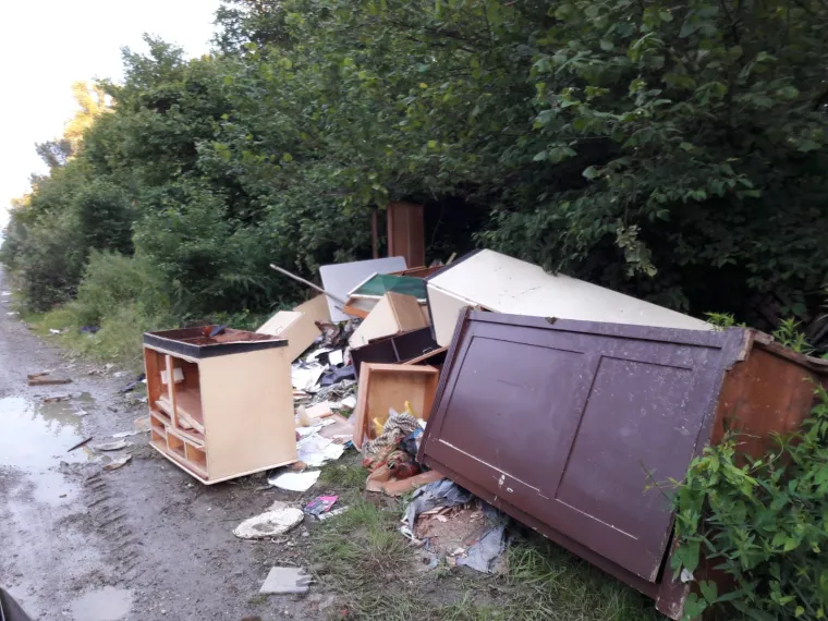 Ekobomba usred zelenog pojasa Sesvetskog Kraljevca samo raste. Divlje se odlagalište građevinskog, kućanskog, ali i opasnog otpada poput azbesta nalazi na putu kojim upravlja Grad Zagreb pa smo odgovor potražili kod čelnog čovjeka Grada. Bandić je poručio kako će na divlje odlagalište otići sljedeći tjedan.