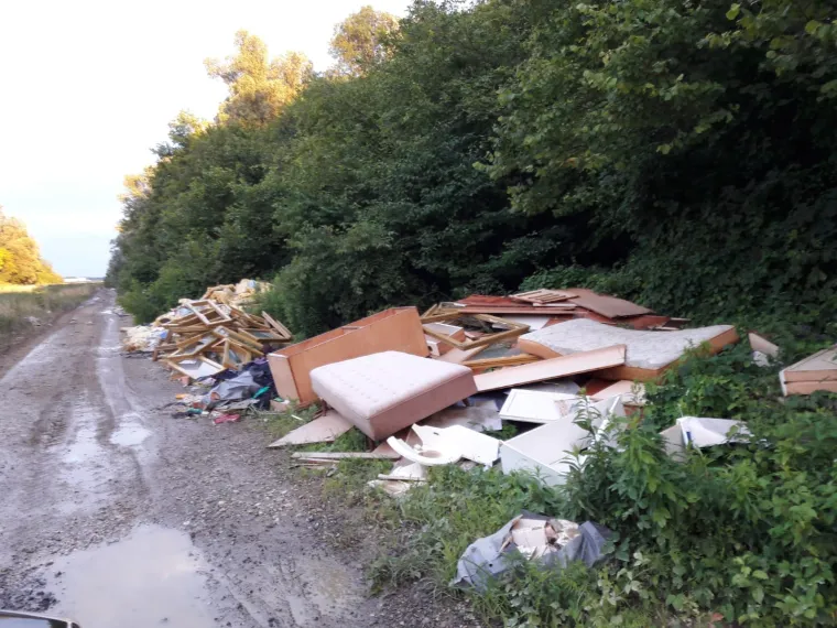 Ekobomba usred zelenog pojasa Sesvetskog Kraljevca samo raste. Divlje se odlagalište građevinskog, kućanskog, ali i opasnog otpada poput azbesta nalazi na putu kojim upravlja Grad Zagreb pa smo odgovor potražili kod čelnog čovjeka Grada. Bandić je poručio kako će na divlje odlagalište otići sljedeći tjedan.