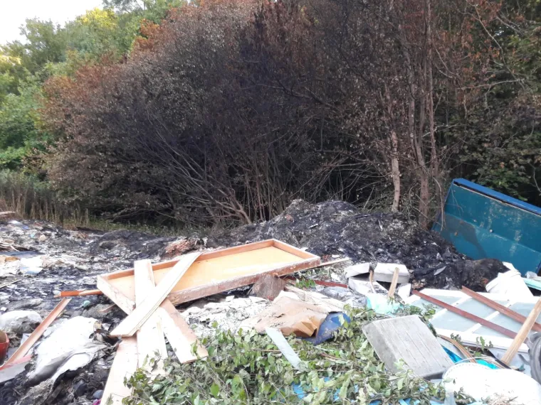 Ekobomba usred zelenog pojasa Sesvetskog Kraljevca samo raste. Divlje se odlagalište građevinskog, kućanskog, ali i opasnog otpada poput azbesta nalazi na putu kojim upravlja Grad Zagreb pa smo odgovor potražili kod čelnog čovjeka Grada. Bandić je poručio kako će na divlje odlagalište otići sljedeći tjedan.