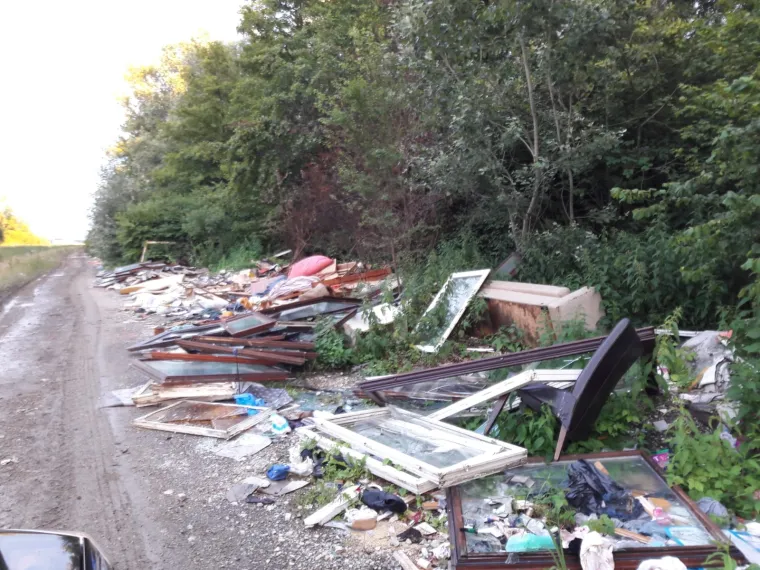 Ekobomba usred zelenog pojasa Sesvetskog Kraljevca samo raste. Divlje se odlagalište građevinskog, kućanskog, ali i opasnog otpada poput azbesta nalazi na putu kojim upravlja Grad Zagreb pa smo odgovor potražili kod čelnog čovjeka Grada. Bandić je poručio kako će na divlje odlagalište otići sljedeći tjedan.