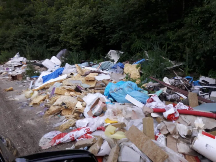 Ekobomba usred zelenog pojasa Sesvetskog Kraljevca samo raste. Divlje se odlagalište građevinskog, kućanskog, ali i opasnog otpada poput azbesta nalazi na putu kojim upravlja Grad Zagreb pa smo odgovor potražili kod čelnog čovjeka Grada. Bandić je poručio kako će na divlje odlagalište otići sljedeći tjedan.