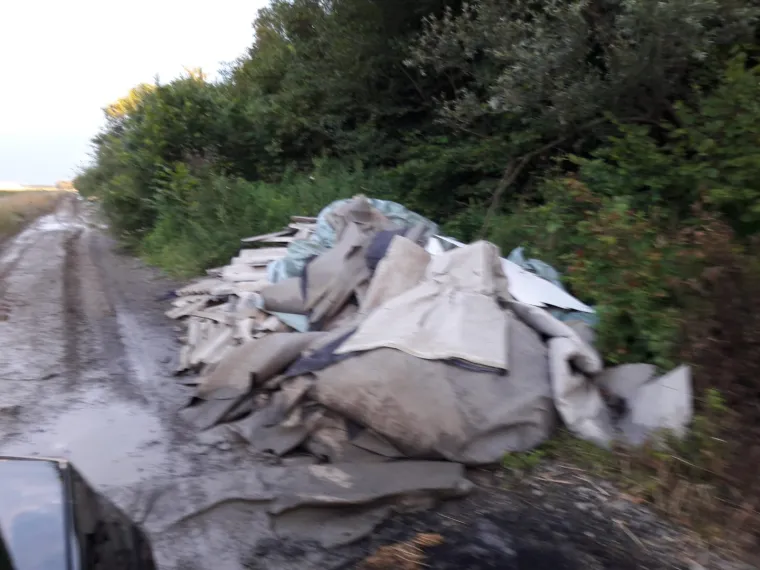 Ekobomba usred zelenog pojasa Sesvetskog Kraljevca samo raste. Divlje se odlagalište građevinskog, kućanskog, ali i opasnog otpada poput azbesta nalazi na putu kojim upravlja Grad Zagreb pa smo odgovor potražili kod čelnog čovjeka Grada. Bandić je poručio kako će na divlje odlagalište otići sljedeći tjedan.