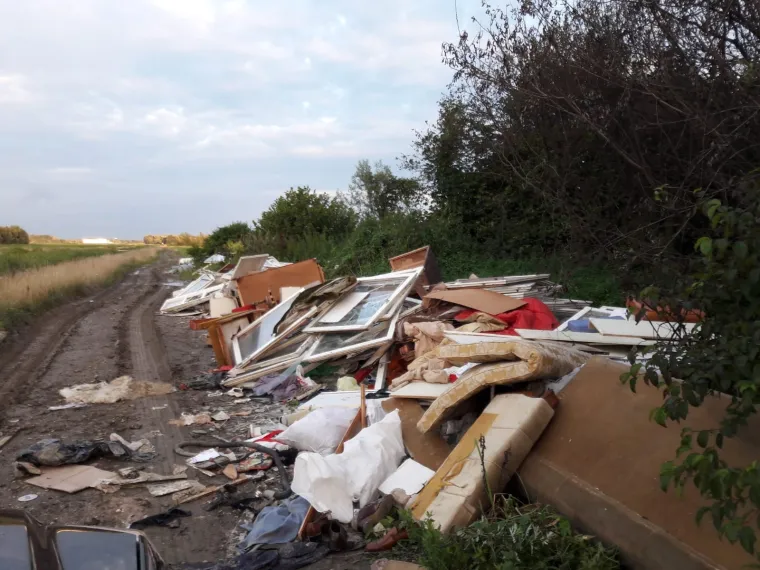 Ekobomba usred zelenog pojasa Sesvetskog Kraljevca samo raste. Divlje se odlagalište građevinskog, kućanskog, ali i opasnog otpada poput azbesta nalazi na putu kojim upravlja Grad Zagreb pa smo odgovor potražili kod čelnog čovjeka Grada. Bandić je poručio kako će na divlje odlagalište otići sljedeći tjedan.