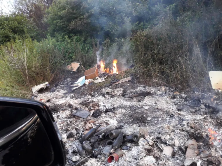 Ekobomba usred zelenog pojasa Sesvetskog Kraljevca samo raste. Divlje se odlagalište građevinskog, kućanskog, ali i opasnog otpada poput azbesta nalazi na putu kojim upravlja Grad Zagreb pa smo odgovor potražili kod čelnog čovjeka Grada. Bandić je poručio kako će na divlje odlagalište otići sljedeći tjedan.