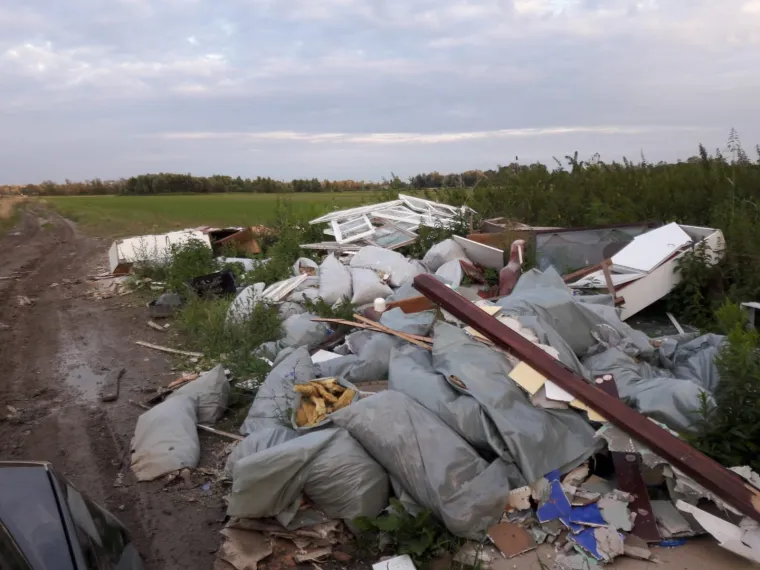 Ekobomba usred zelenog pojasa Sesvetskog Kraljevca samo raste. Divlje se odlagalište građevinskog, kućanskog, ali i opasnog otpada poput azbesta nalazi na putu kojim upravlja Grad Zagreb pa smo odgovor potražili kod čelnog čovjeka Grada. Bandić je poručio kako će na divlje odlagalište otići sljedeći tjedan.