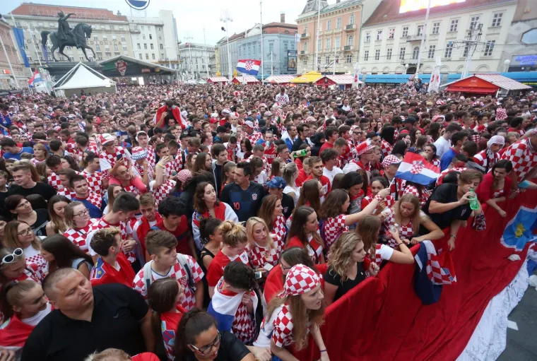 11.07.2018., Zagreb - U fan zoni "Budi ponosan" na Trgu bana Josipa Jelačića navijači gledaju prijenos polufinale utakmice Svjetskog nogometnog prvenstva u Rusiji izmedju Hrvatske i Engleske.