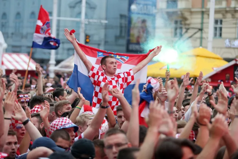 GLAVNI ZAGREBAČKI TRG PUN: Usprkos ki&scaron;i, navijači bodre vatrene