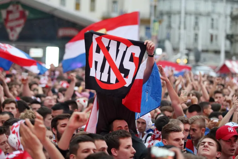 GLAVNI ZAGREBAČKI TRG PUN: Usprkos ki&scaron;i, navijači bodre vatrene