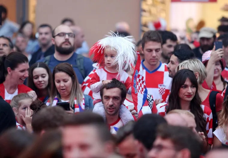 GLAVNI ZAGREBAČKI TRG PUN: Usprkos ki&scaron;i, navijači bodre vatrene