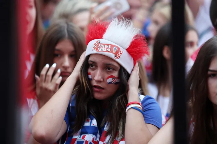 GLAVNI ZAGREBAČKI TRG PUN: Usprkos ki&scaron;i, navijači bodre vatrene