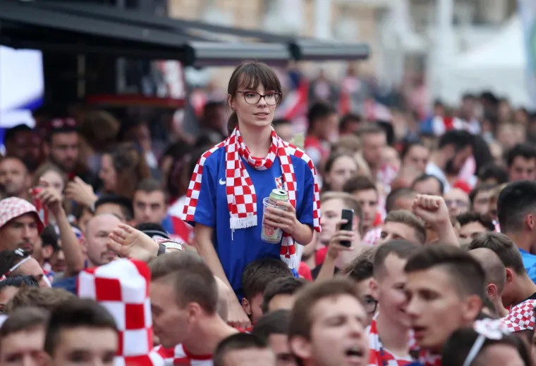 GLAVNI ZAGREBAČKI TRG PUN: Usprkos ki&scaron;i, navijači bodre vatrene