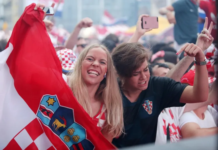 GLAVNI ZAGREBAČKI TRG PUN: Usprkos ki&scaron;i, navijači bodre vatrene