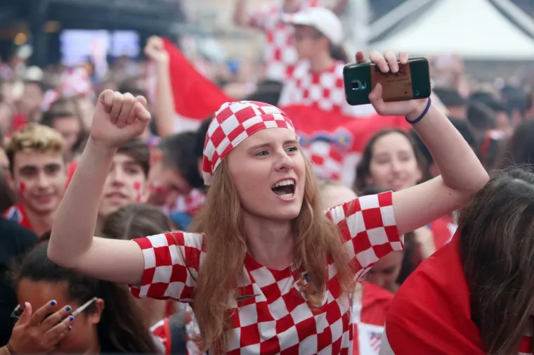 GLAVNI ZAGREBAČKI TRG PUN: Usprkos ki&scaron;i, navijači bodre vatrene