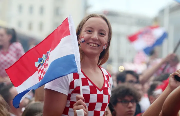 GLAVNI ZAGREBAČKI TRG PUN: Usprkos ki&scaron;i, navijači bodre vatrene