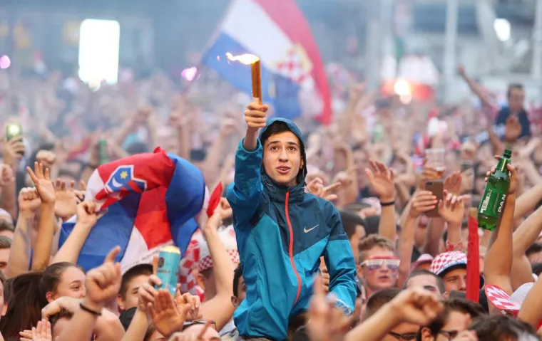 GLAVNI ZAGREBAČKI TRG PUN: Usprkos ki&scaron;i, navijači bodre vatrene