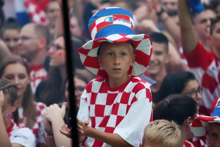 GLAVNI ZAGREBAČKI TRG PUN: Usprkos ki&scaron;i, navijači bodre vatrene