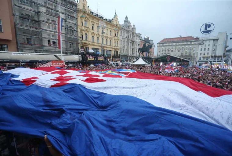 GLAVNI ZAGREBAČKI TRG PUN: Usprkos ki&scaron;i, navijači bodre vatrene