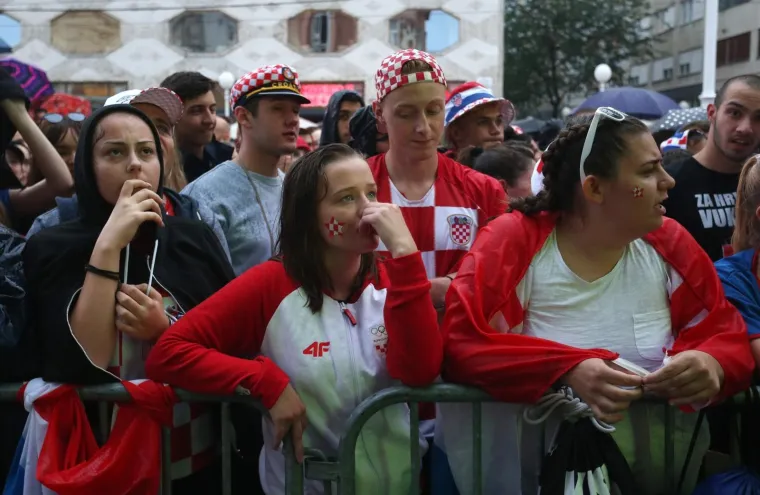 GLAVNI ZAGREBAČKI TRG PUN: Usprkos ki&scaron;i, navijači bodre vatrene