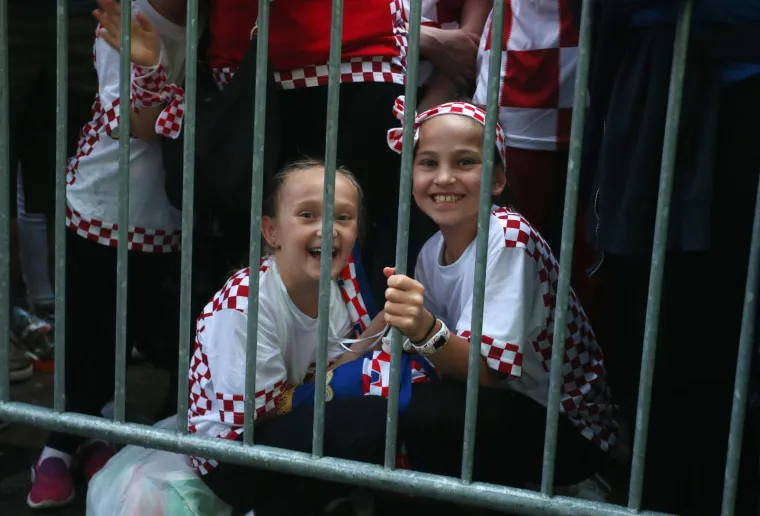 GLAVNI ZAGREBAČKI TRG PUN: Usprkos ki&scaron;i, navijači bodre vatrene