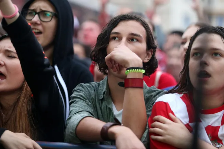 GLAVNI ZAGREBAČKI TRG PUN: Usprkos ki&scaron;i, navijači bodre vatrene