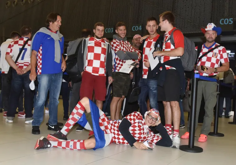 Hrvatski navijači iz Zagreba su jutros otputovali u Rusiju bodriti Vatrene u polufinalnom susretu s Engleskom.