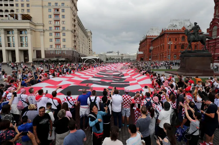Hrvatski navijači su uoči utakmice s Engleskom u sredi&scaron;tu Moskve razvili najveću navijačku zastavu.