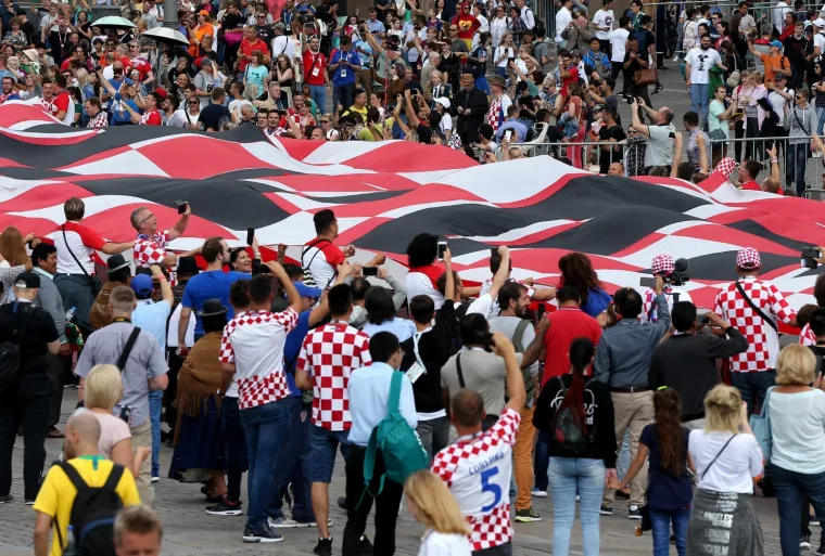 HRVATSKI NAVIJAČI USRED MOSKVE RAZVILI NAJVEĆU NAVIJAČKU ZASTAVU: Prizori iz srca Rusije su spektakularni!
