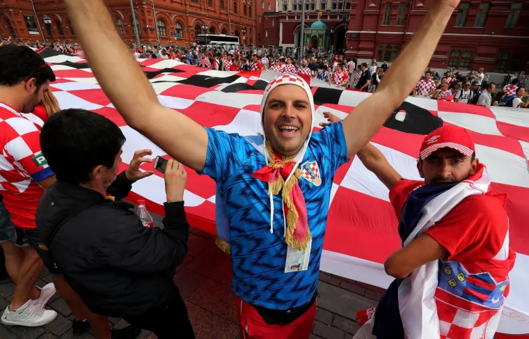 HRVATSKI NAVIJAČI USRED MOSKVE RAZVILI NAJVEĆU NAVIJAČKU ZASTAVU: Prizori iz srca Rusije su spektakularni!