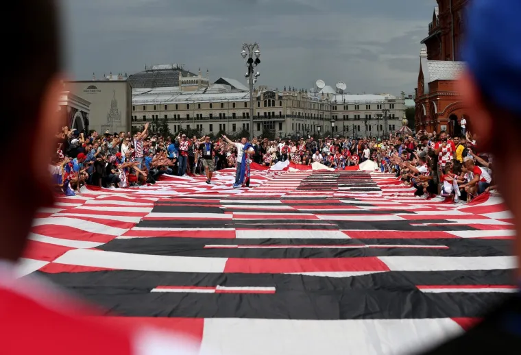 HRVATSKI NAVIJAČI USRED MOSKVE RAZVILI NAJVEĆU NAVIJAČKU ZASTAVU: Prizori iz srca Rusije su spektakularni!